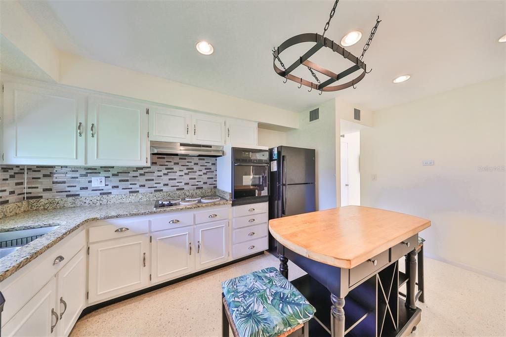 For Sale: $234,900 (2 beds, 1 baths, 1149 Square Feet)