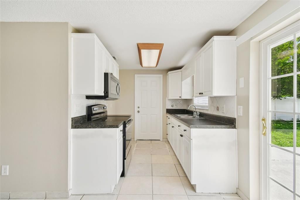 For Sale: $359,900 (2 beds, 2 baths, 1096 Square Feet)