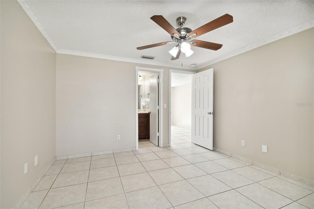 For Sale: $359,900 (2 beds, 2 baths, 1096 Square Feet)