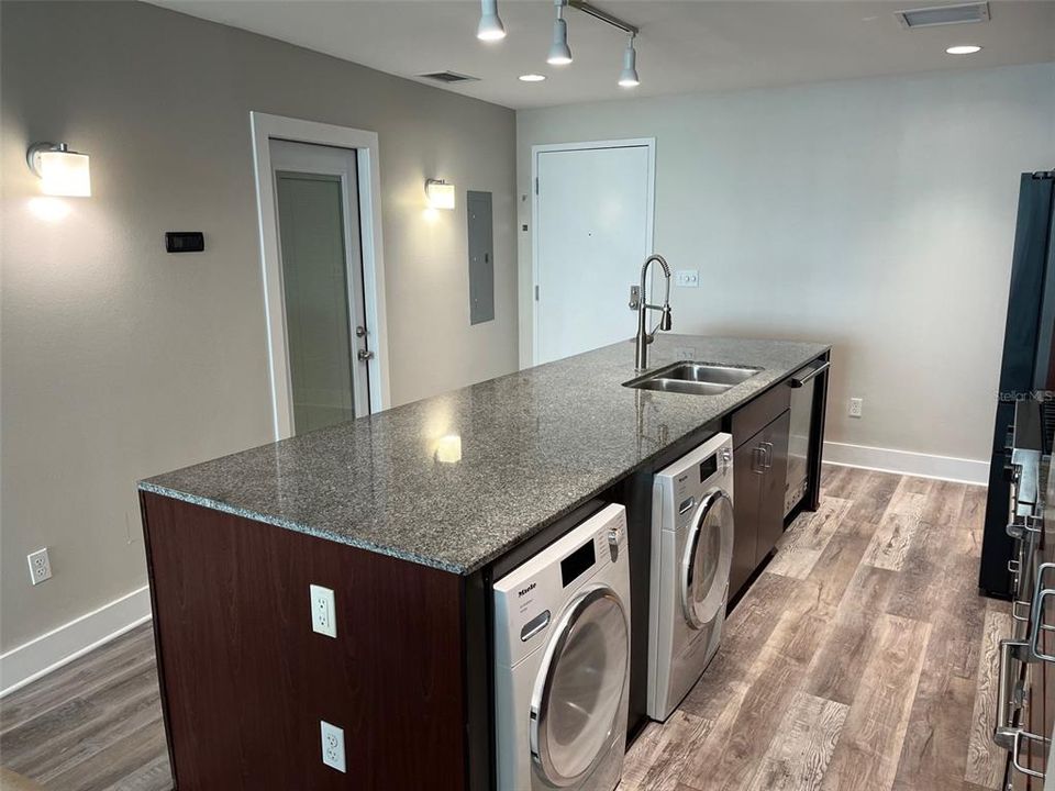 Active With Contract: $2,600 (2 beds, 1 baths, 1050 Square Feet)