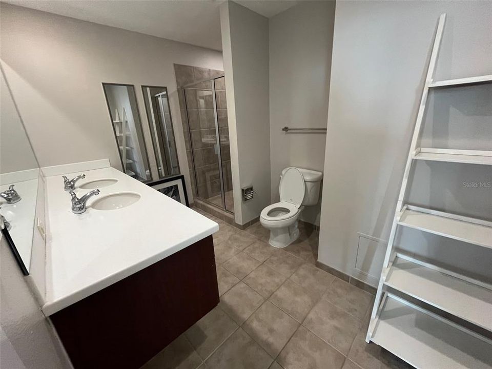 Active With Contract: $2,600 (2 beds, 1 baths, 1050 Square Feet)