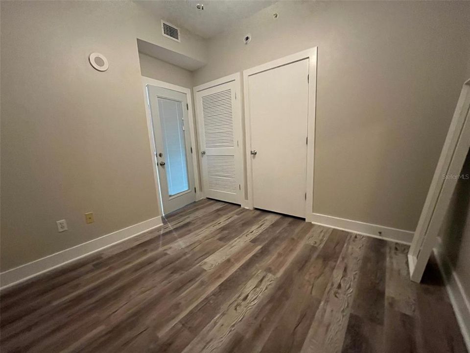 Active With Contract: $2,600 (2 beds, 1 baths, 1050 Square Feet)