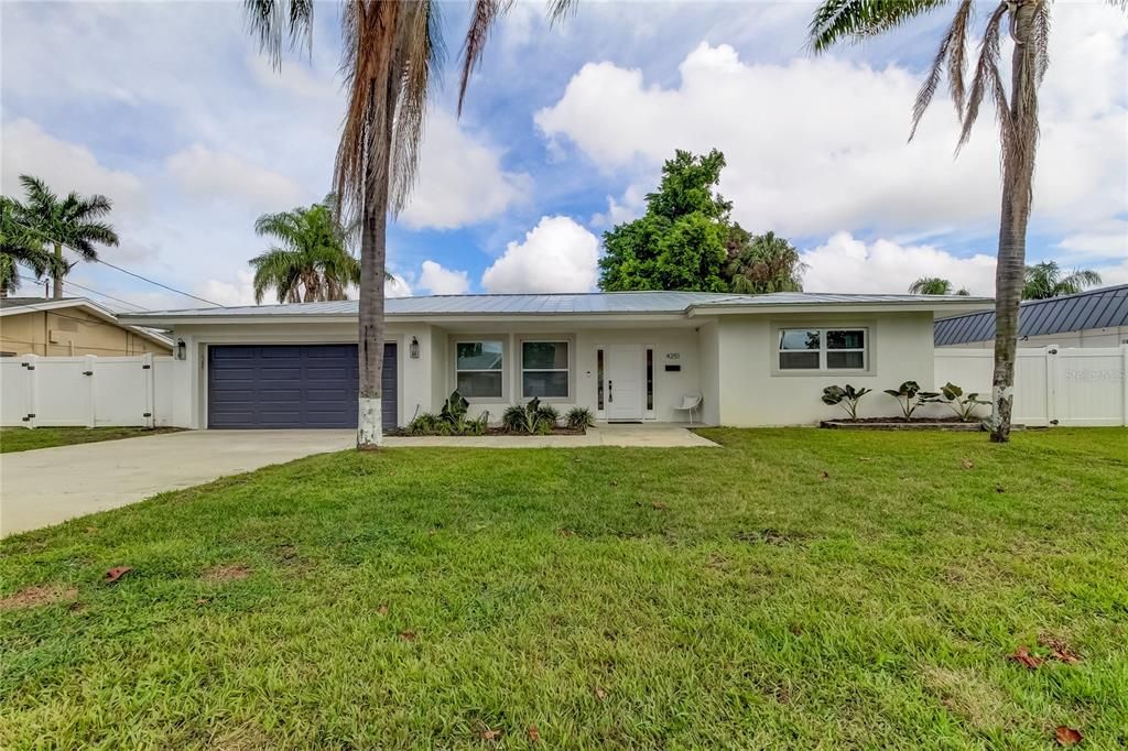 For Sale: $1,900,000 (3 beds, 2 baths, 2234 Square Feet)