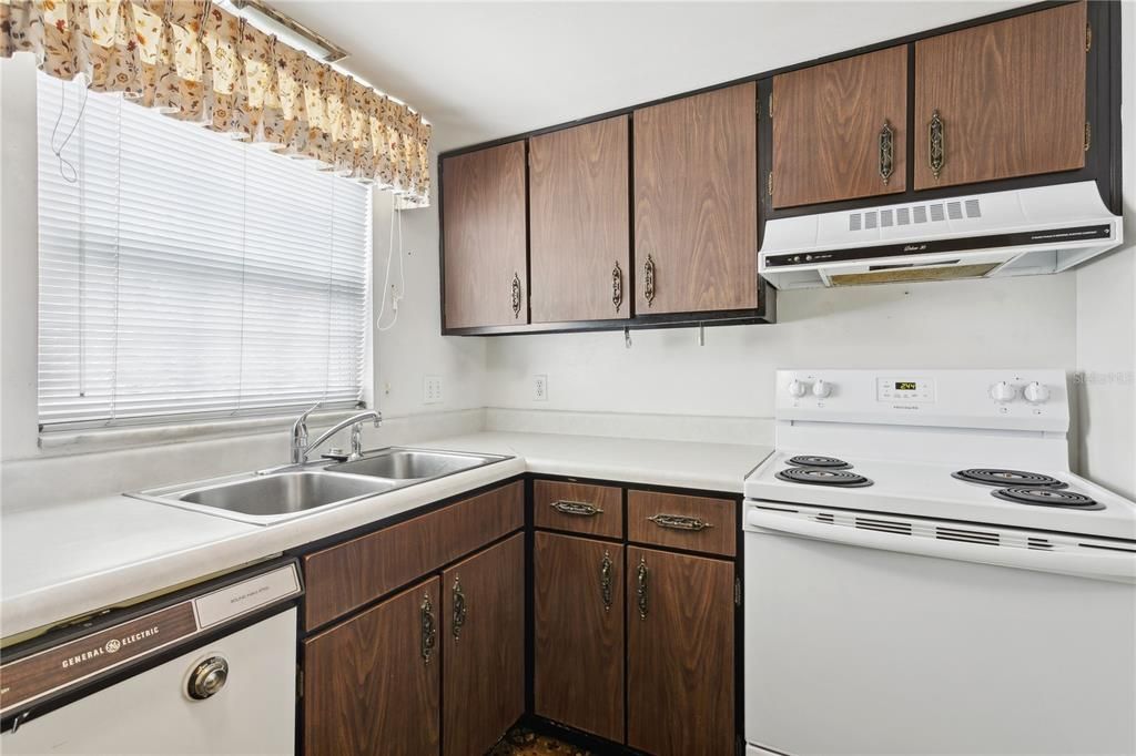 Active With Contract: $103,000 (2 beds, 2 baths, 940 Square Feet)