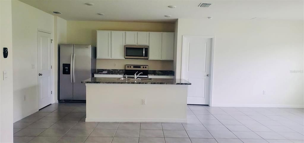 For Rent: $2,100 (3 beds, 2 baths, 1690 Square Feet)