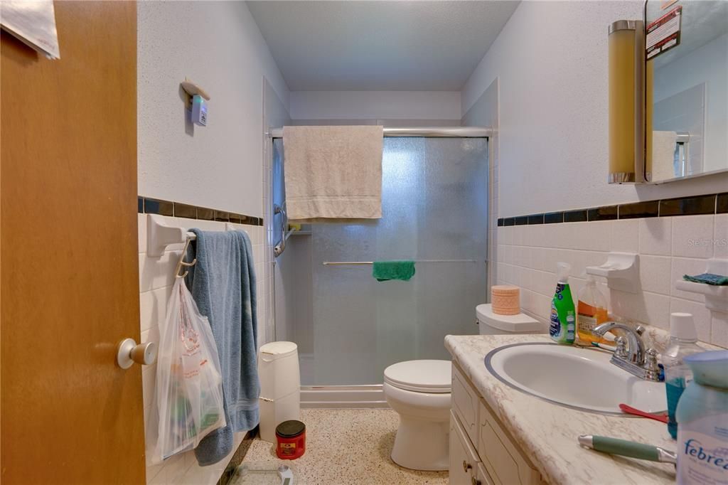 For Sale: $169,000 (2 beds, 1 baths, 864 Square Feet)