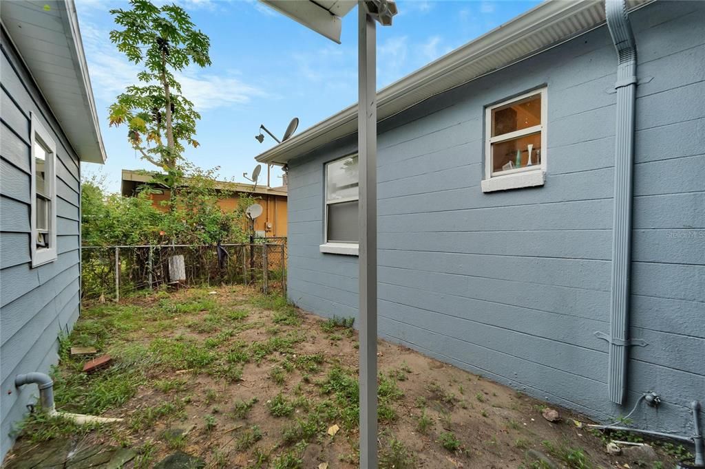 For Sale: $250,000 (3 beds, 1 baths, 912 Square Feet)