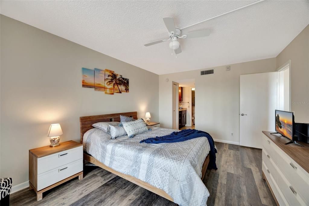 Active With Contract: $259,000 (1 beds, 1 baths, 780 Square Feet)