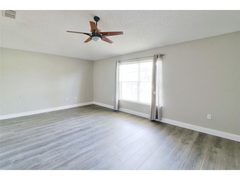 For Sale: $400,000 (5 beds, 2 baths, 3072 Square Feet)