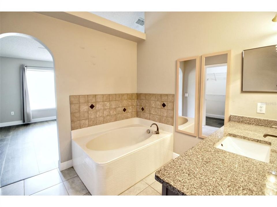 For Sale: $400,000 (5 beds, 2 baths, 3072 Square Feet)