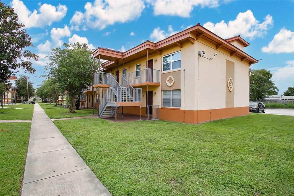 Active With Contract: $1,700 (3 beds, 2 baths, 700 Square Feet)