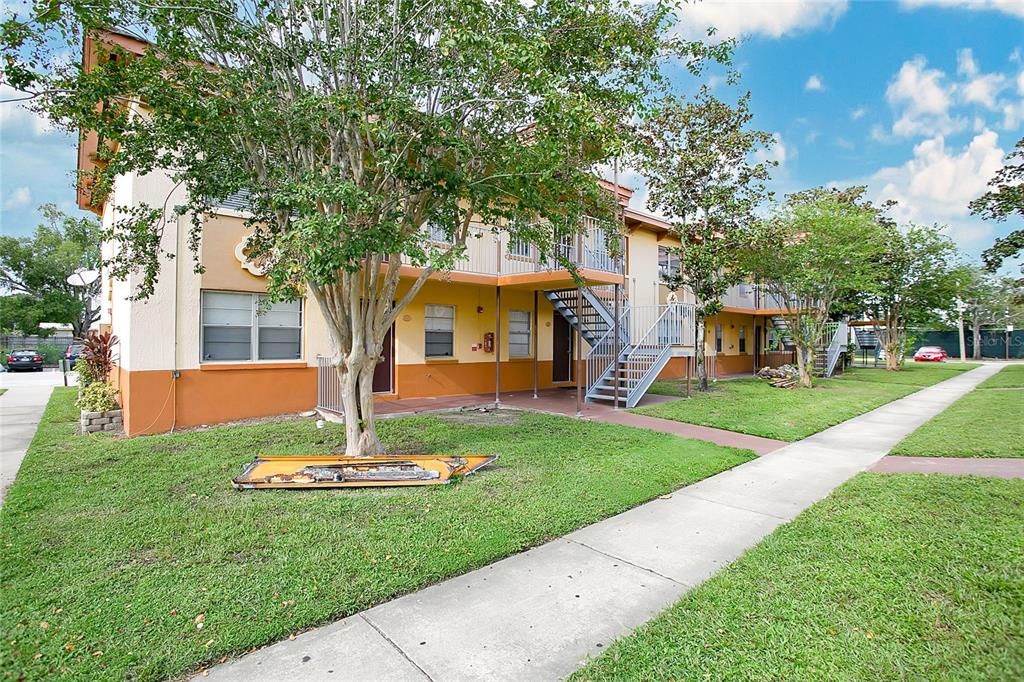 Active With Contract: $1,700 (3 beds, 2 baths, 700 Square Feet)