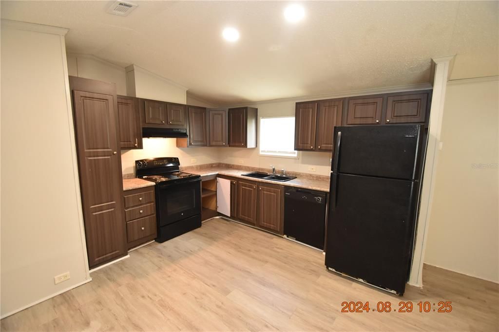 For Rent: $1,395 (3 beds, 2 baths, 950 Square Feet)