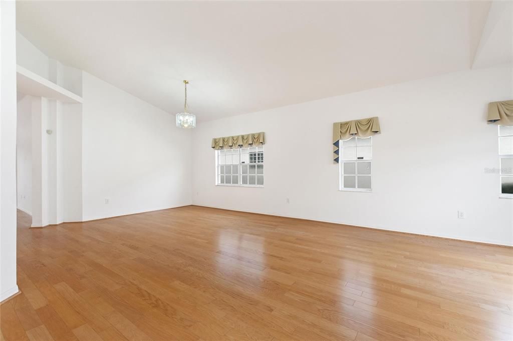 9-14 FT vaulted ceiling in great room