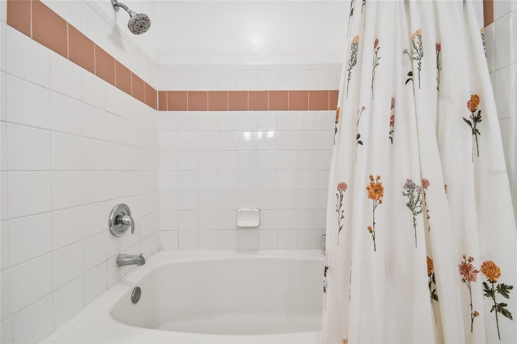 For Sale: $228,000 (1 beds, 1 baths, 1132 Square Feet)