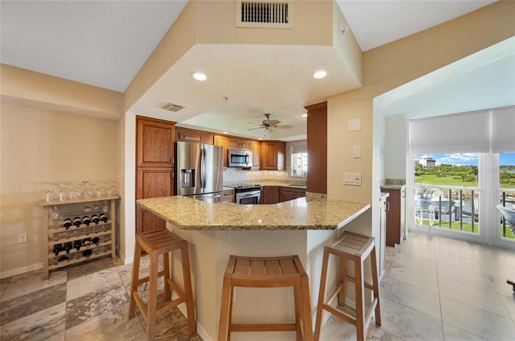 KITCHEN WITH BREAKFAST BAR