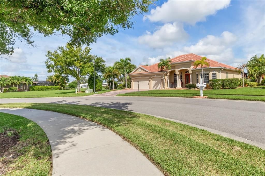 Active With Contract: $780,000 (4 beds, 3 baths, 2593 Square Feet)