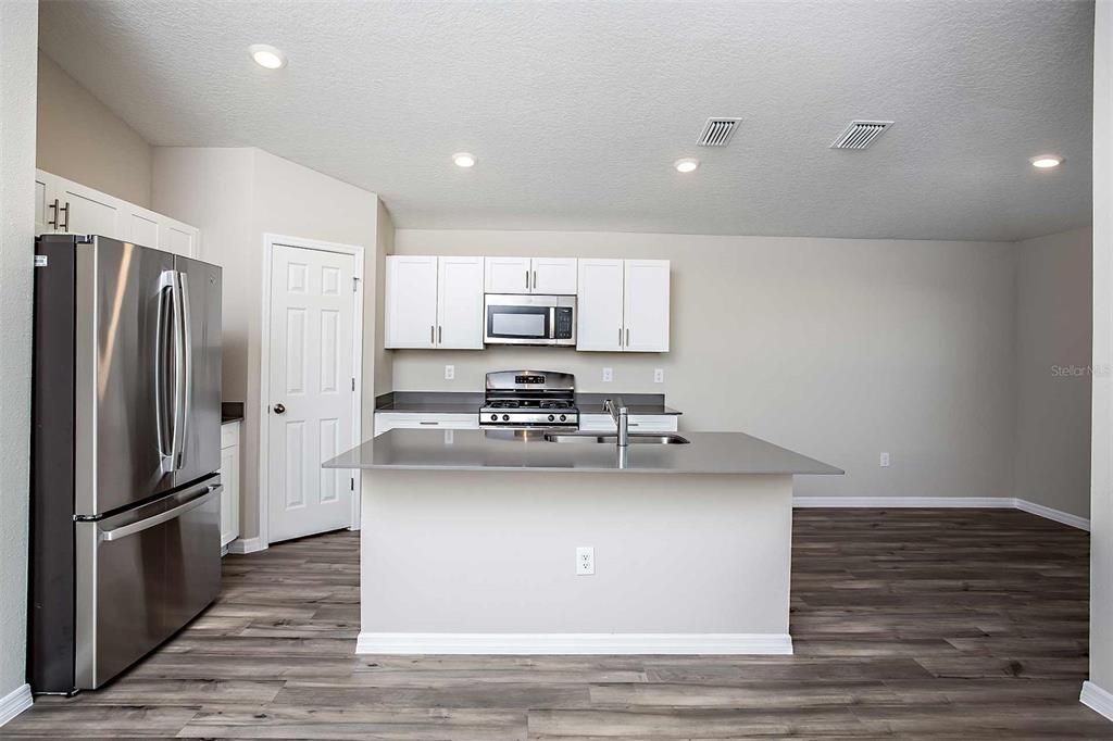 Active With Contract: $386,790 (3 beds, 2 baths, 1420 Square Feet)