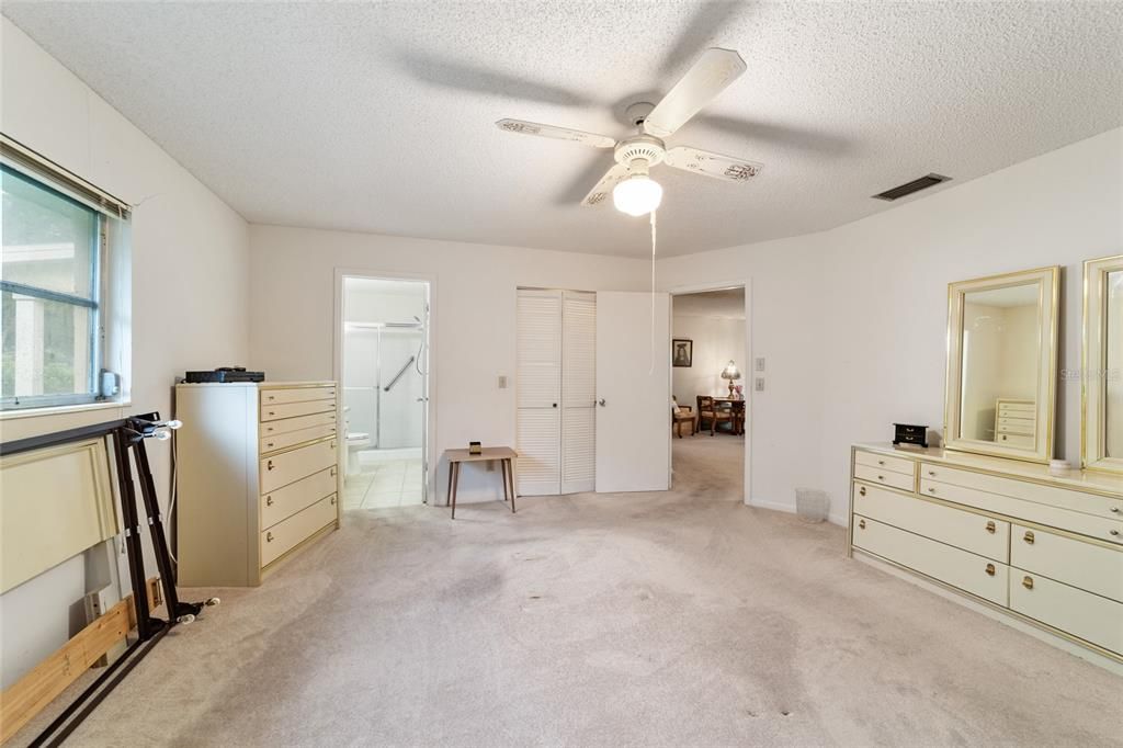 For Sale: $142,000 (2 beds, 2 baths, 1369 Square Feet)