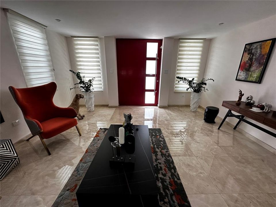 En Venta: $1,050,000 (3 camas, 4 baños, 3500 Pies cuadrados)