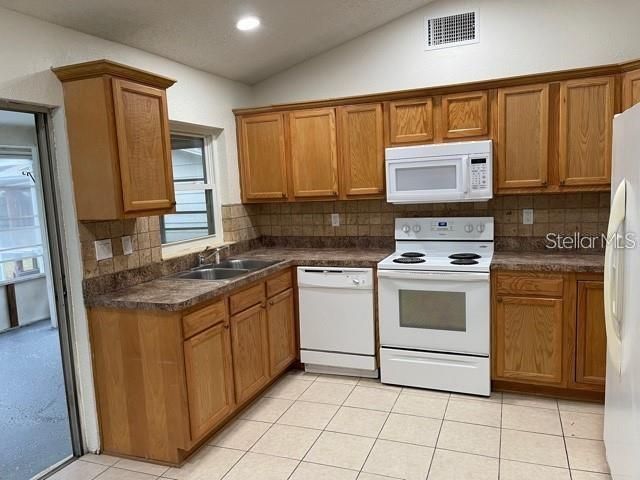 For Rent: $1,895 (2 beds, 2 baths, 976 Square Feet)