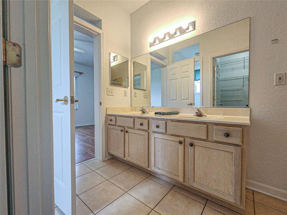 For Sale: $254,900 (2 beds, 2 baths, 1422 Square Feet)