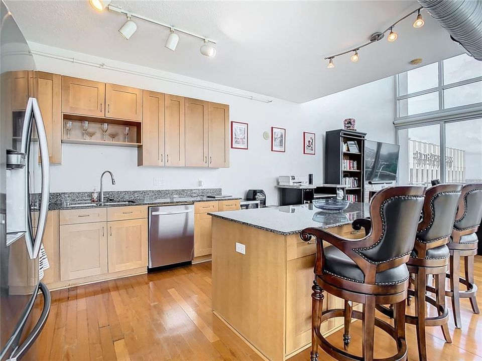 For Sale: $549,000 (1 beds, 1 baths, 1374 Square Feet)