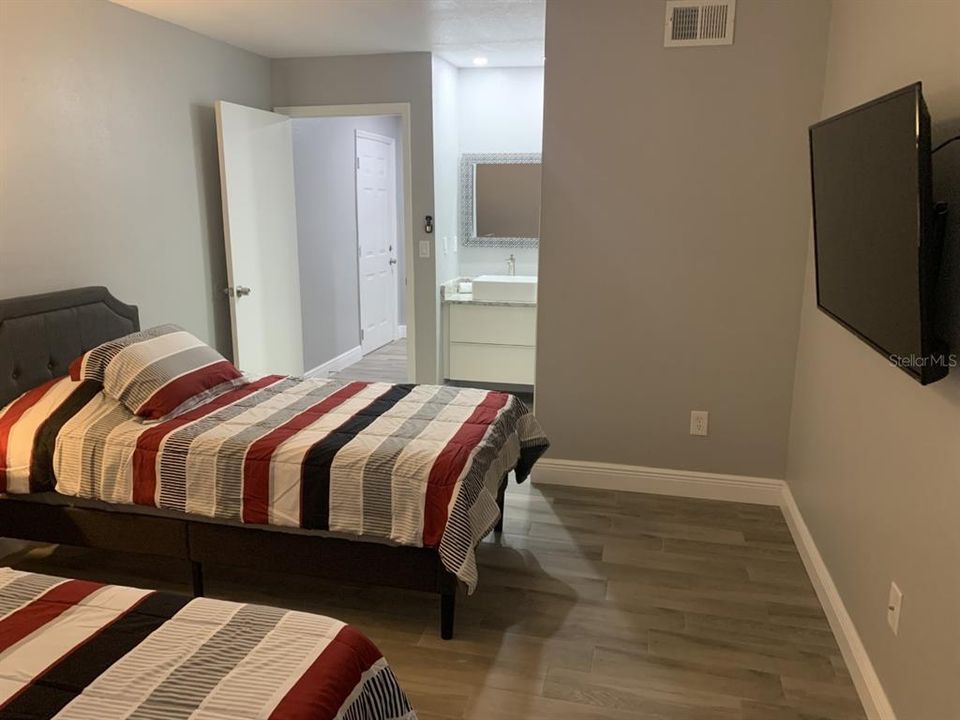 For Rent: $3,000 (2 beds, 2 baths, 1080 Square Feet)