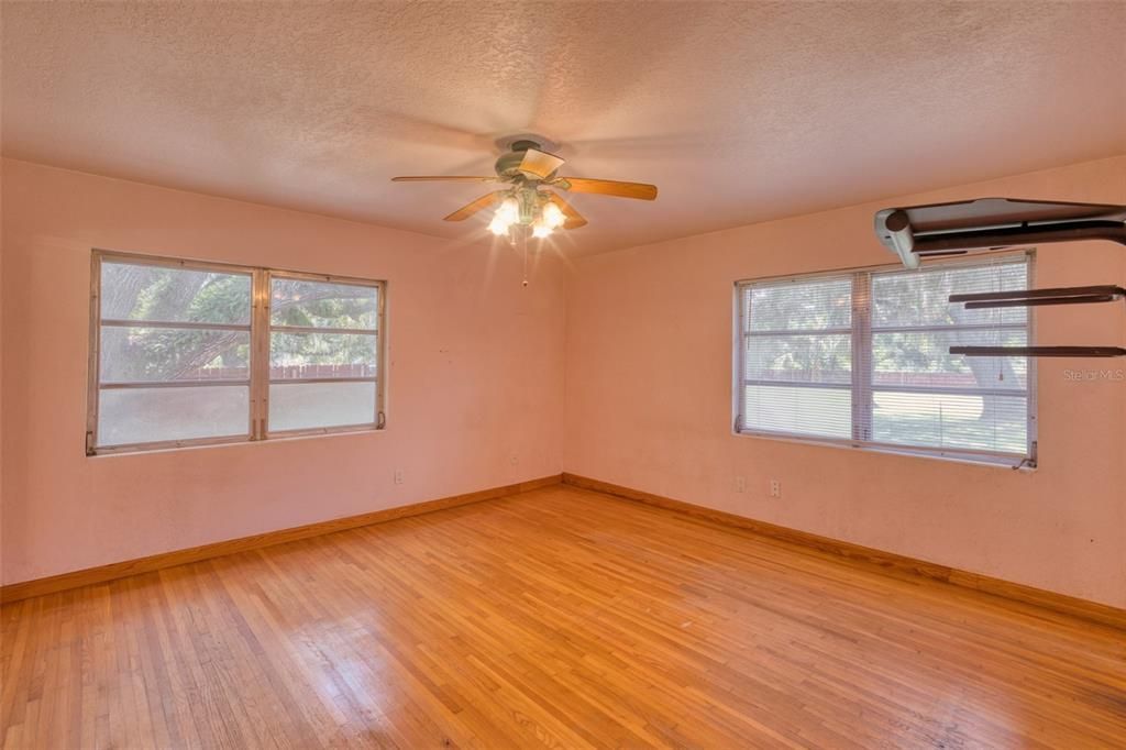 Active With Contract: $1,950 (2 beds, 3 baths, 1849 Square Feet)