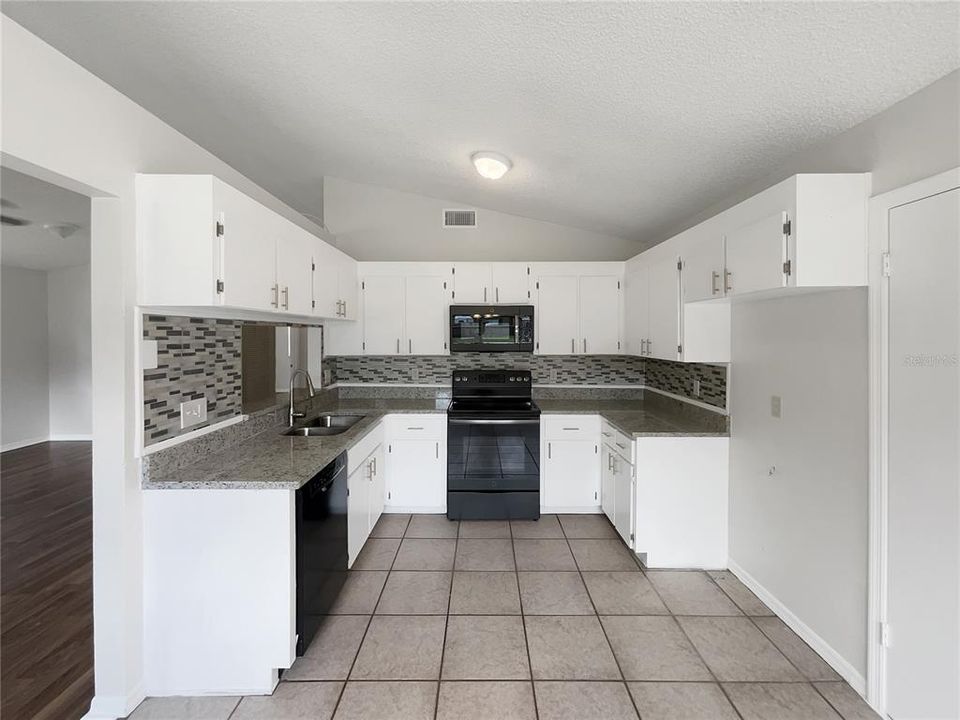 For Sale: $275,000 (3 beds, 2 baths, 1577 Square Feet)