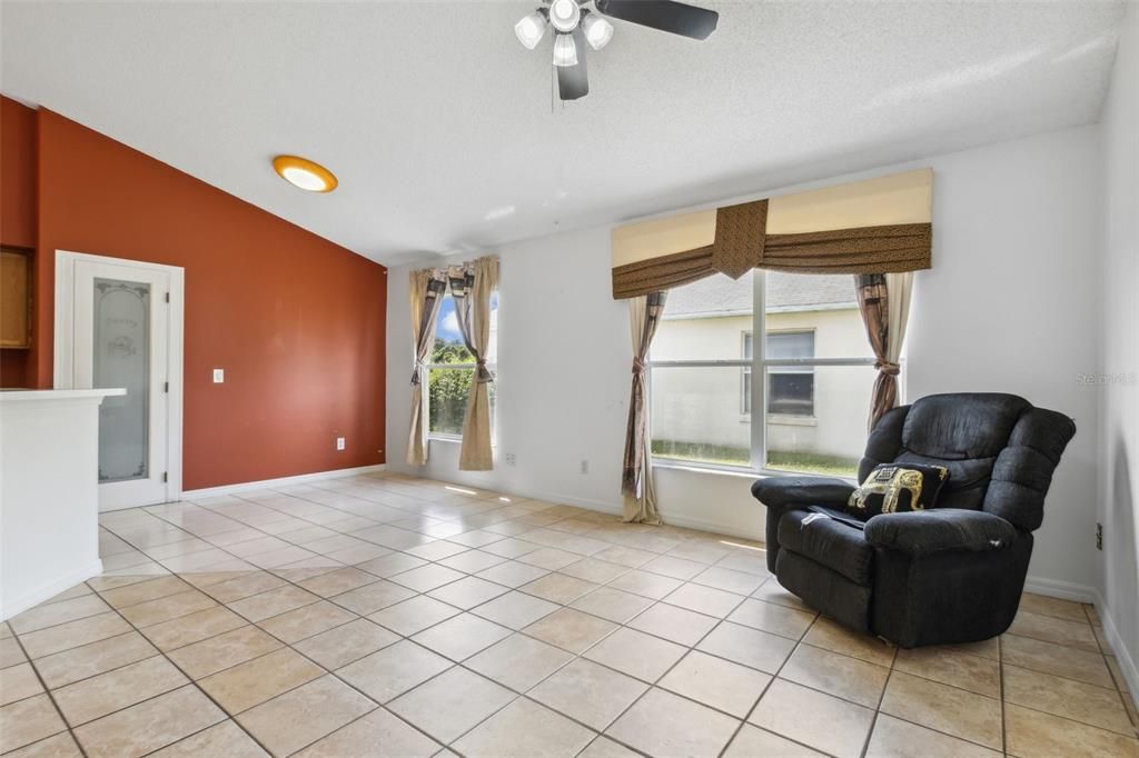 For Sale: $389,000 (3 beds, 2 baths, 1714 Square Feet)