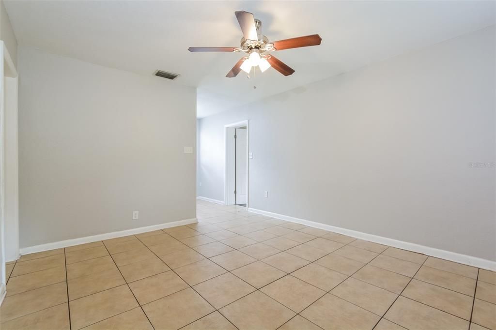 For Rent: $1,945 (4 beds, 2 baths, 1088 Square Feet)