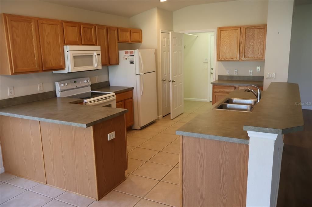 For Rent: $2,000 (3 beds, 2 baths, 1714 Square Feet)