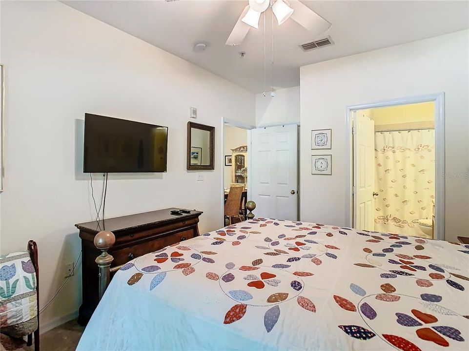 For Sale: $229,900 (2 beds, 2 baths, 1045 Square Feet)