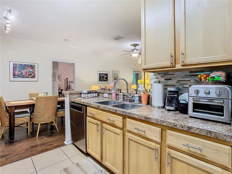 For Sale: $229,900 (2 beds, 2 baths, 1045 Square Feet)