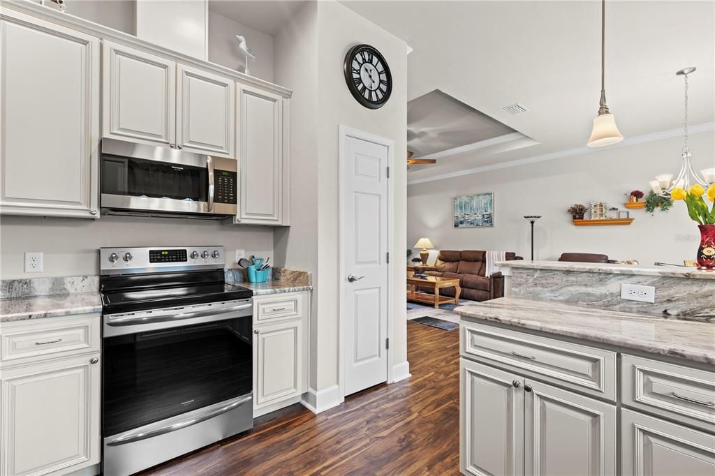 For Sale: $364,900 (3 beds, 2 baths, 1577 Square Feet)