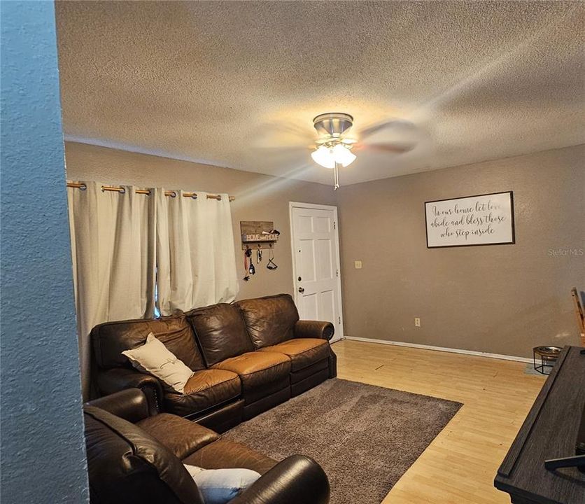 For Sale: $185,000 (2 beds, 1 baths, 832 Square Feet)