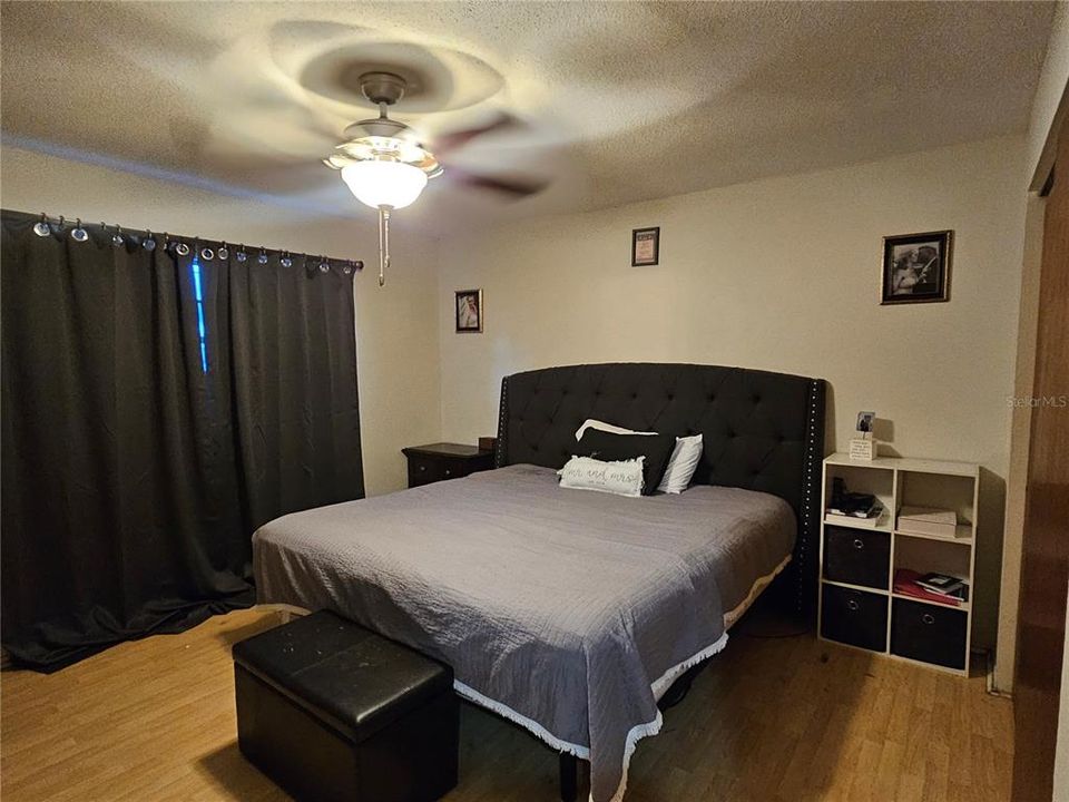 For Sale: $185,000 (2 beds, 1 baths, 832 Square Feet)