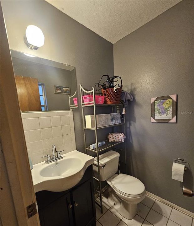 For Sale: $185,000 (2 beds, 1 baths, 832 Square Feet)