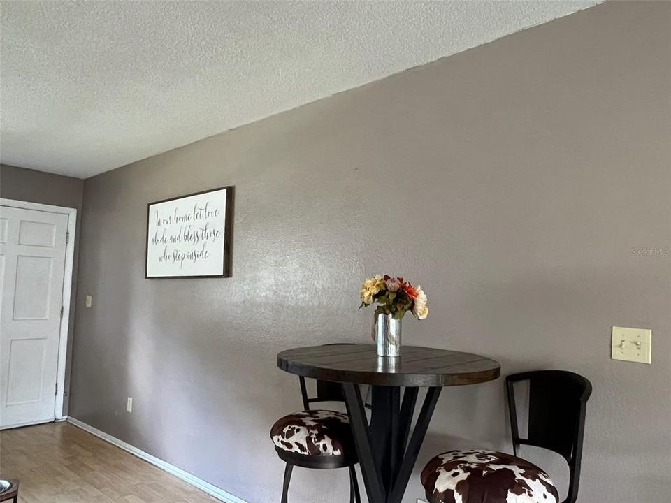 For Sale: $185,000 (2 beds, 1 baths, 832 Square Feet)