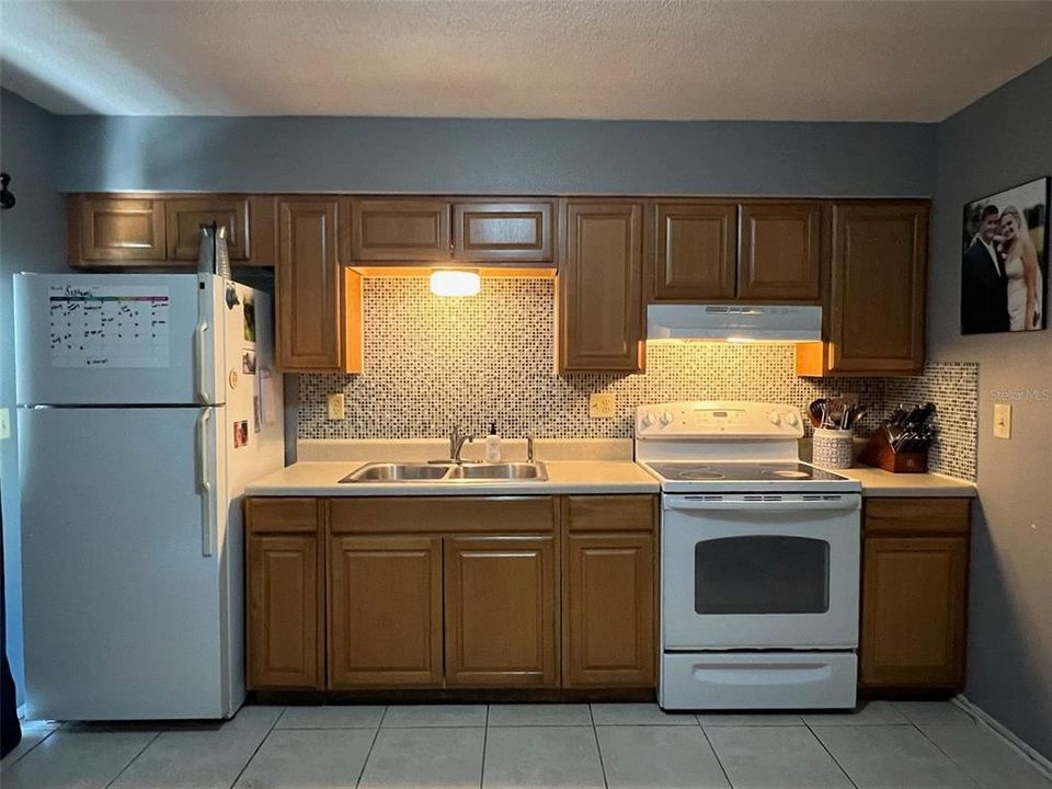 For Sale: $185,000 (2 beds, 1 baths, 832 Square Feet)