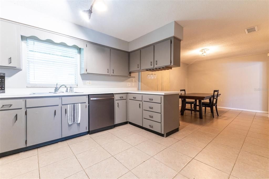 For Sale: $299,000 (3 beds, 2 baths, 1404 Square Feet)