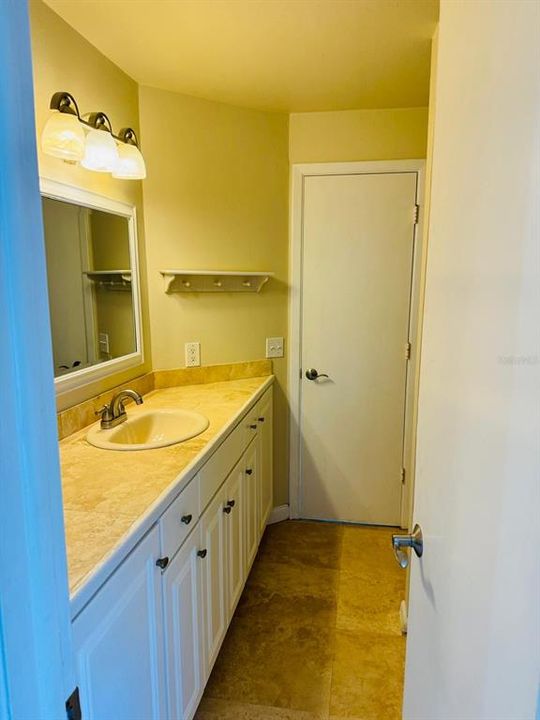 For Rent: $1,900 (2 beds, 1 baths, 1677 Square Feet)