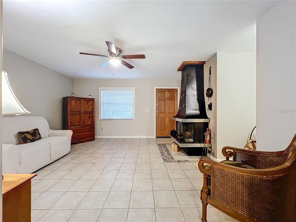 For Sale: $350,000 (3 beds, 2 baths, 1521 Square Feet)