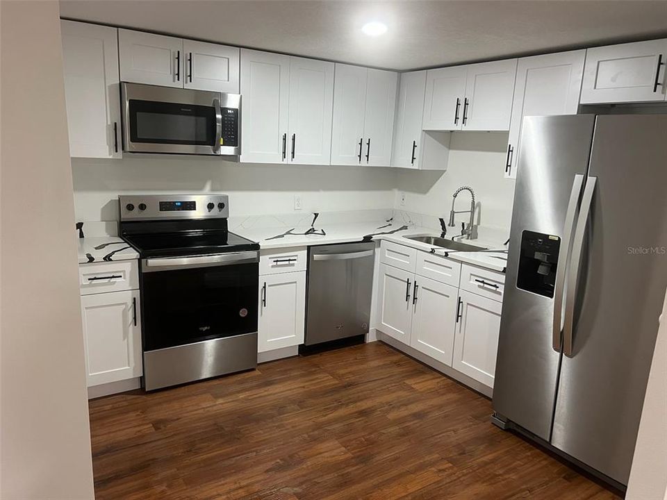 For Sale: $235,000 (2 beds, 1 baths, 810 Square Feet)