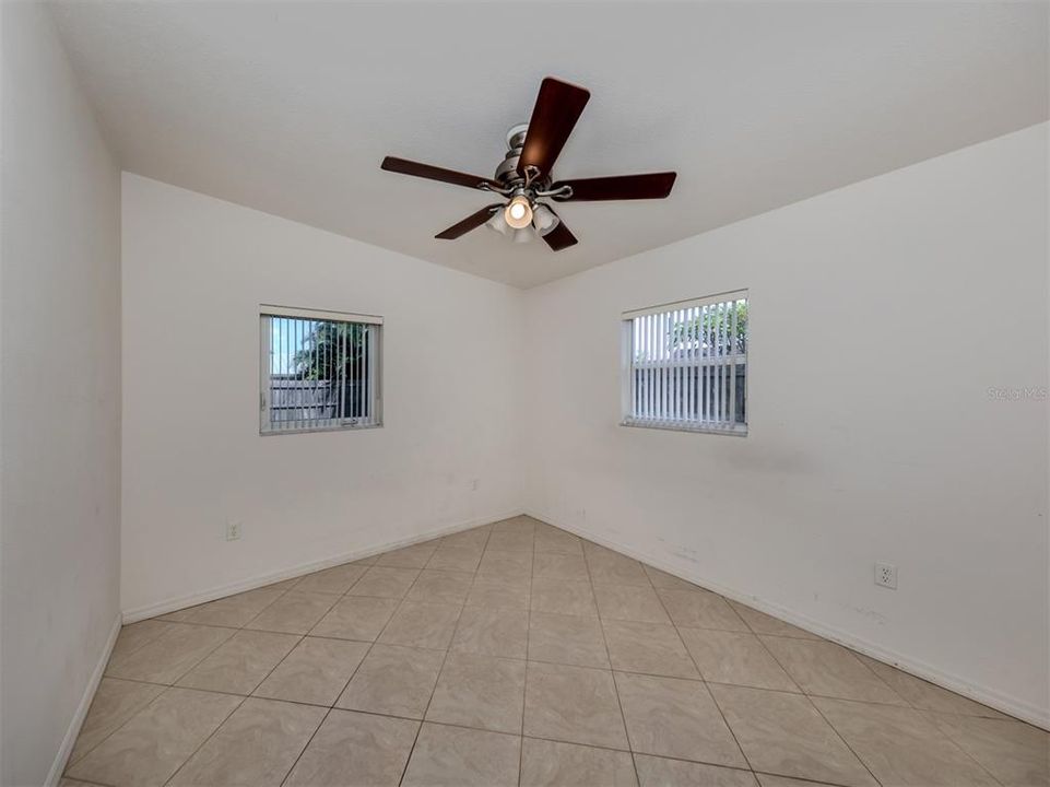 For Sale: $254,900 (2 beds, 1 baths, 713 Square Feet)