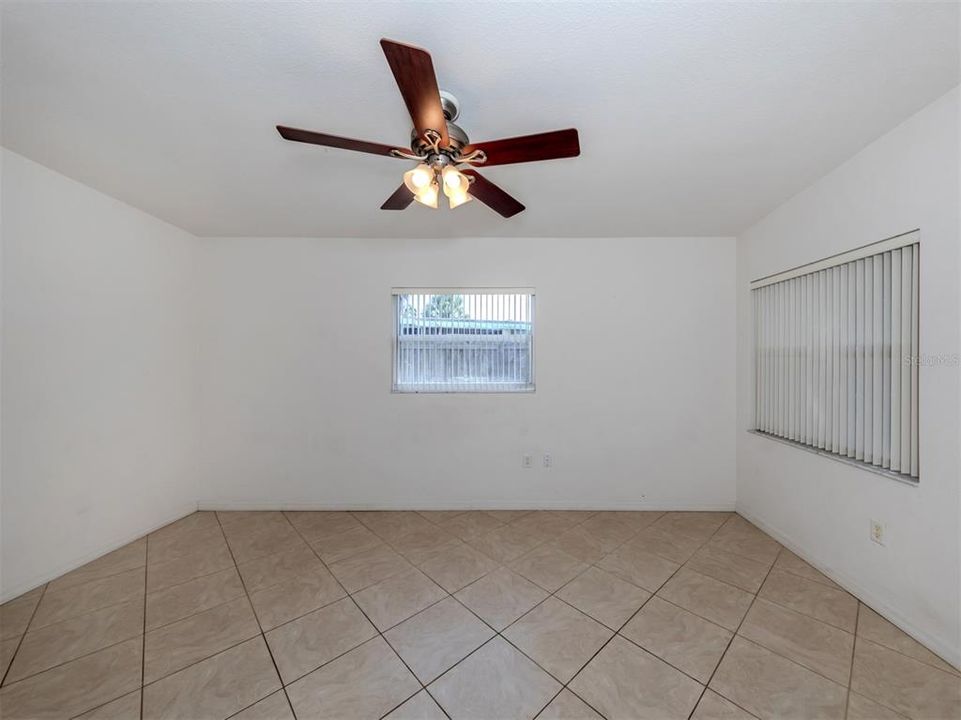 For Sale: $254,900 (2 beds, 1 baths, 713 Square Feet)