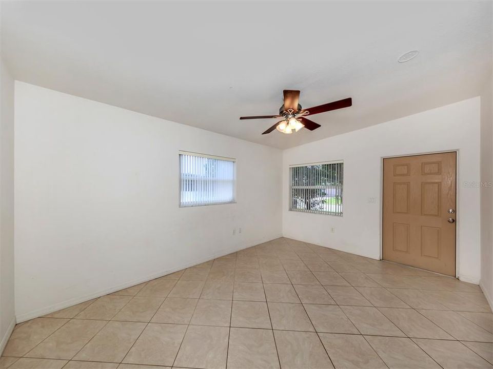 For Sale: $254,900 (2 beds, 1 baths, 713 Square Feet)