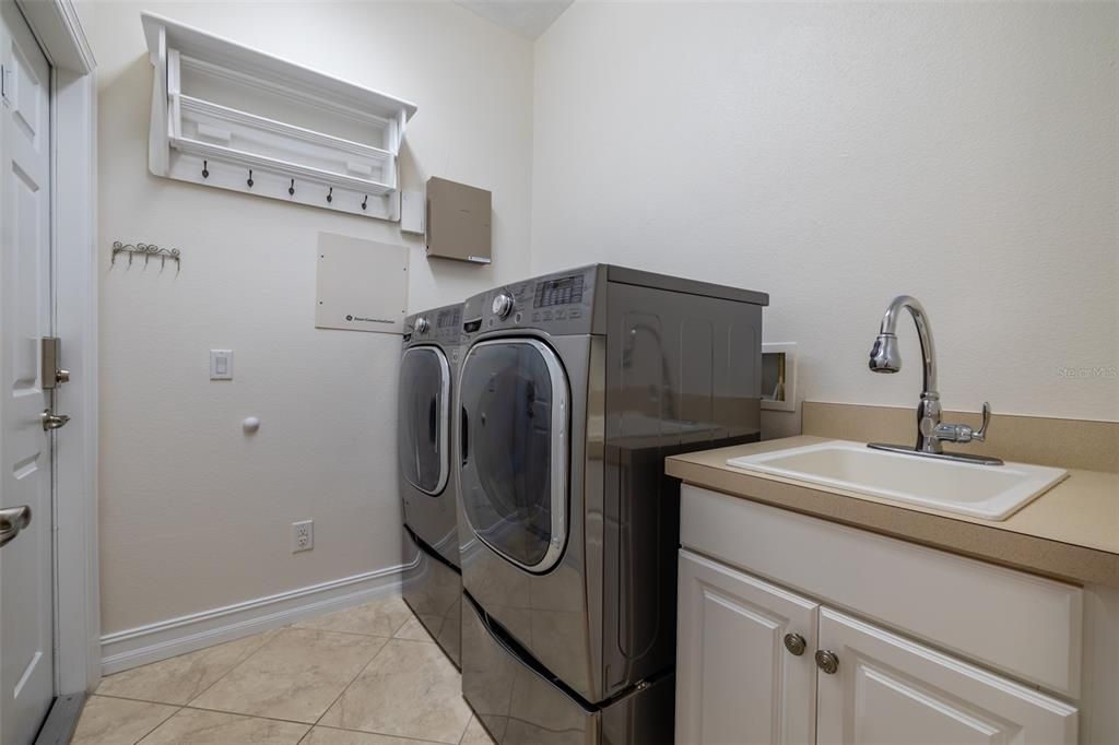 For Sale: $480,000 (2 beds, 2 baths, 2061 Square Feet)