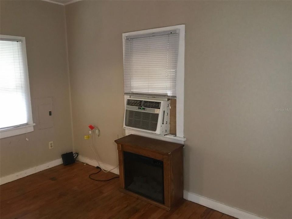 For Rent: $1,150 (1 beds, 1 baths, 402 Square Feet)